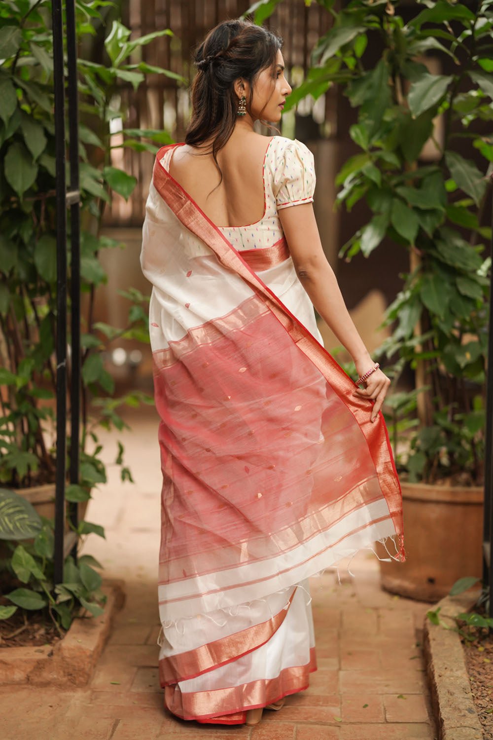 White and red classic maheshwari silk cotton saree