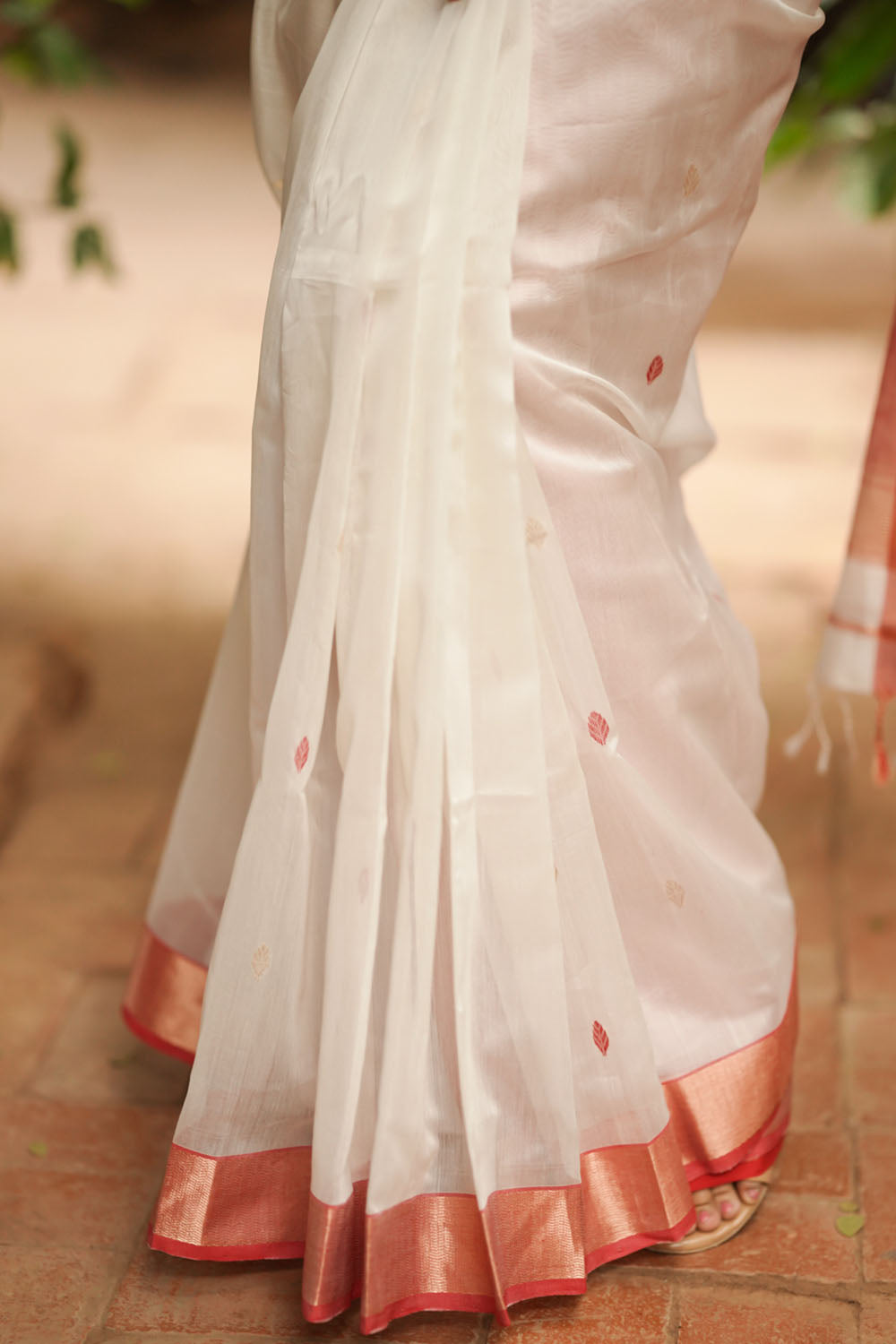 White and red classic maheshwari silk cotton saree