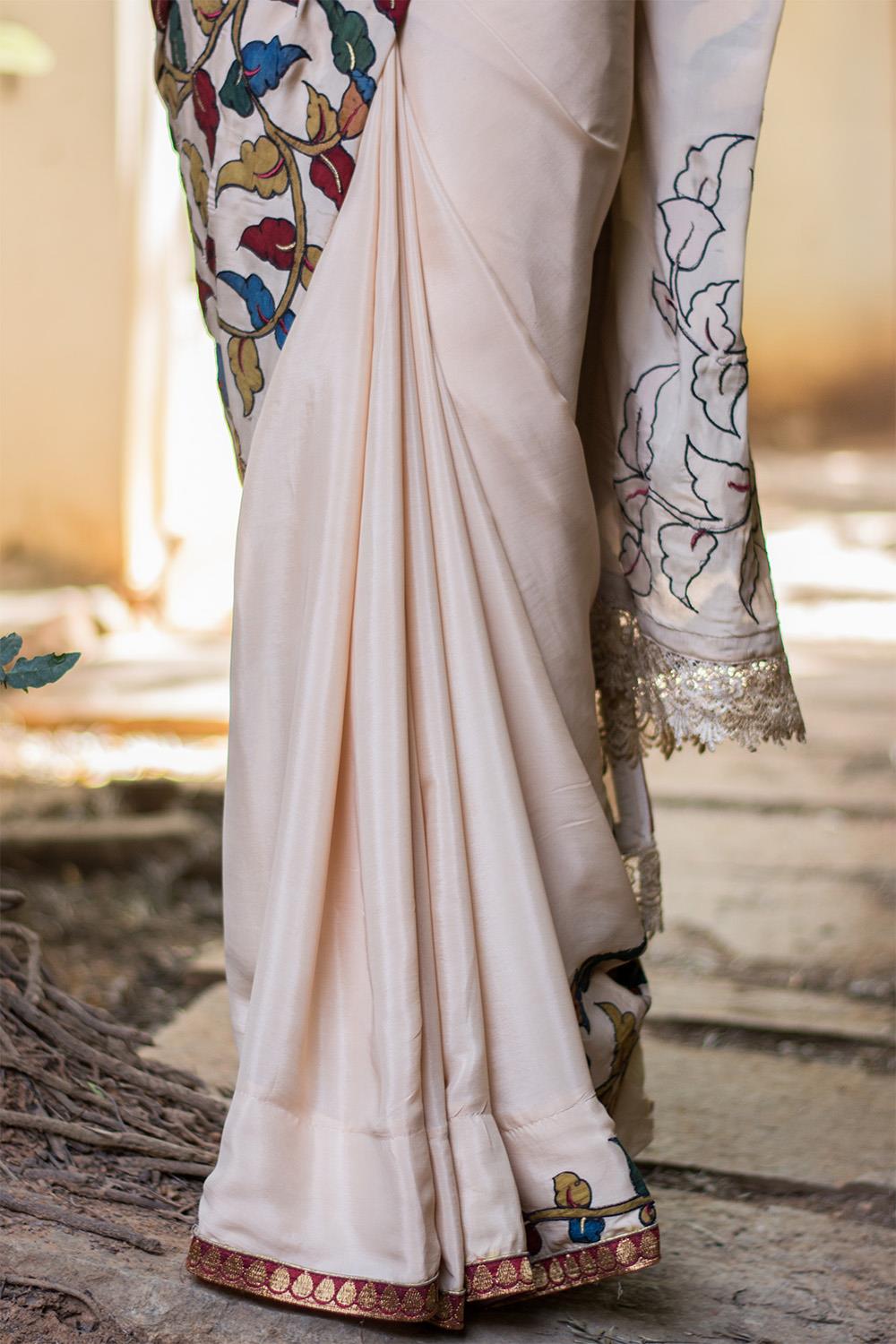 Cream crepe saree with handpainted Kalamkari cross pallu appliqué - House of Blouse