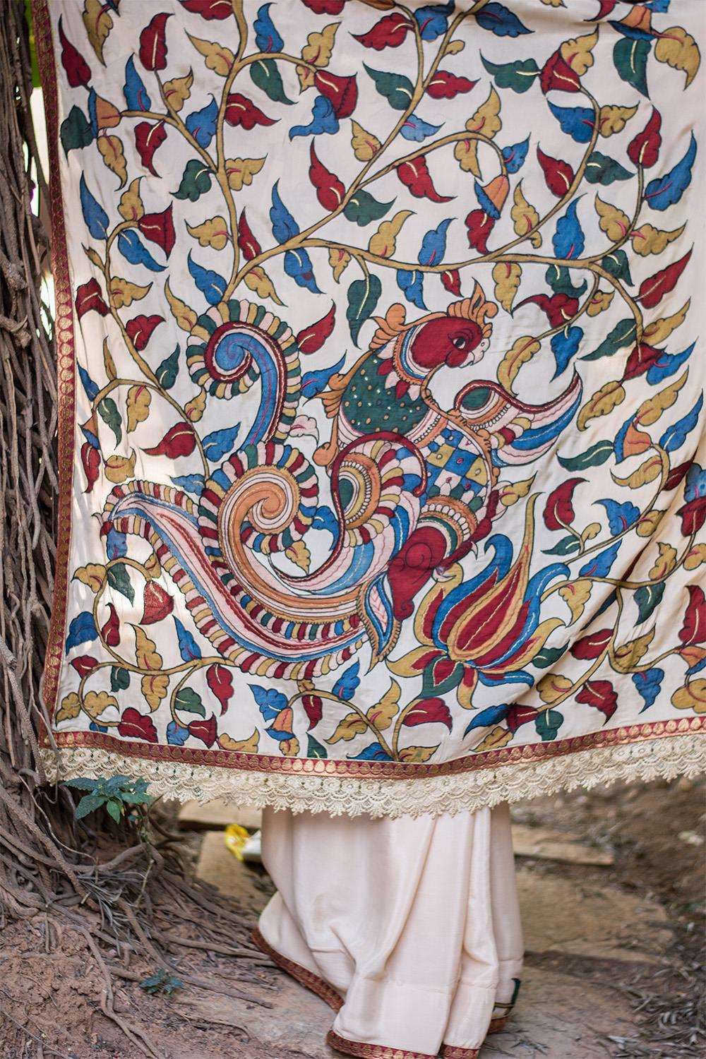 Cream crepe saree with handpainted Kalamkari cross pallu appliqué - House of Blouse