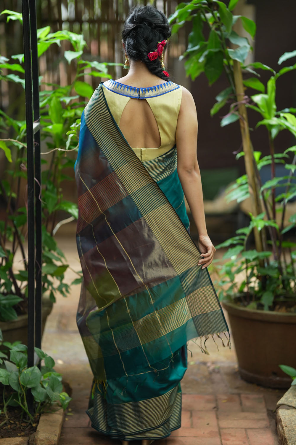 Blue green samundar leher ombre shaded maheshwari silk cotton saree with zari stripes