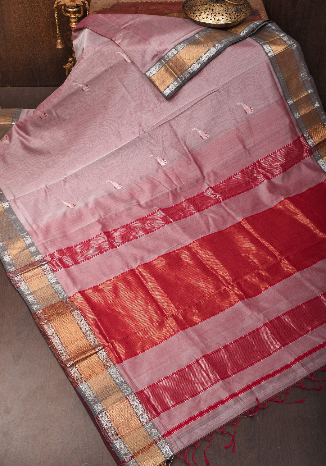 Pale Amethyst Dual tone Handwoven Maheshwari Silk Cotton Saree with Parrot Motifs